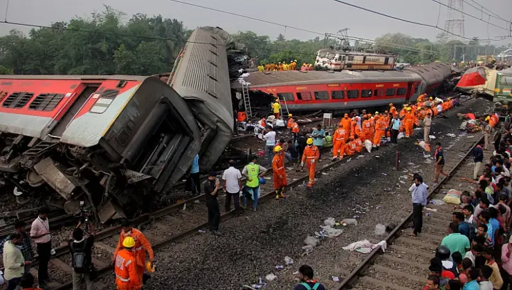 Hindistan’da iki tren raydan çıktı: En az 280 ölü
