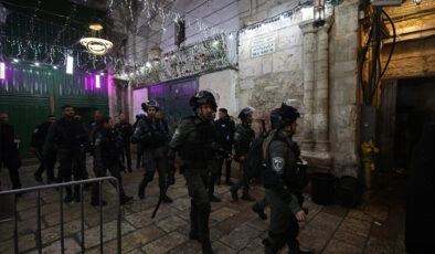 Mescid-i Aksa’yı basan İsrail polisi herkesi dışarı çıkarttı