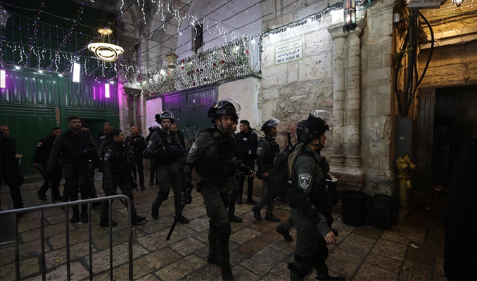 Mescid-i Aksa’yı basan İsrail polisi herkesi dışarı çıkarttı