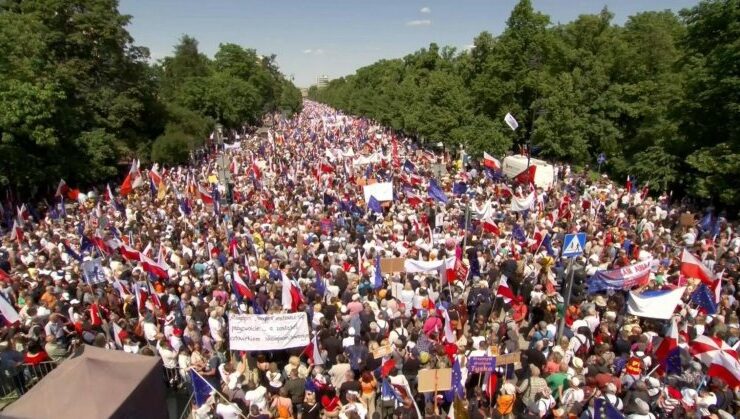Polonya’daki protestoya 500 bin kişi katıldı