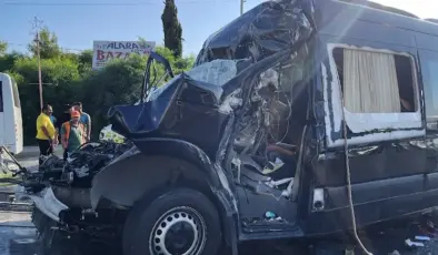 Tur minibüsü TIR’a çarptı: 2 ölü 12 yaralı