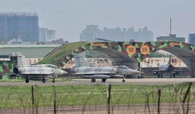 Çin uçakları Tayvan sınırından geçti