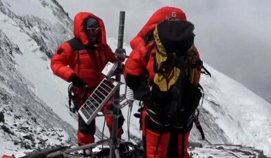 Çinli ekip Everest’in zirvesinde ölçüm yaptı