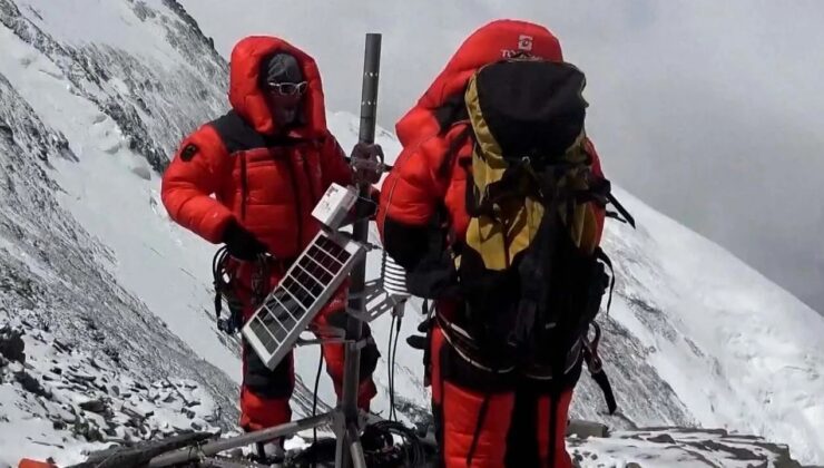 Çinli ekip Everest’in zirvesinde ölçüm yaptı