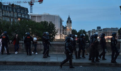 Fransız polisi Şanzelize’yi tahliye etti