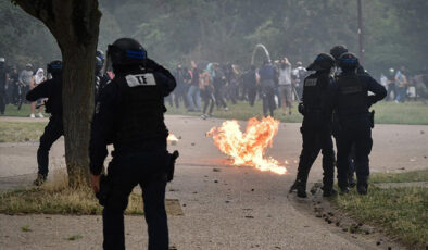 Hükümeti olaylara müdahalede yetersiz kalmakla suçlayan Fransız aşırı sağı OHAL istiyor