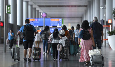 İstanbul’da havalimanı ve otogarda tatil dönüşü yoğunluğu sürüyor