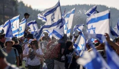 İsrail’de binlerce muhalif yargı düzenlemesine karşı yürüyor