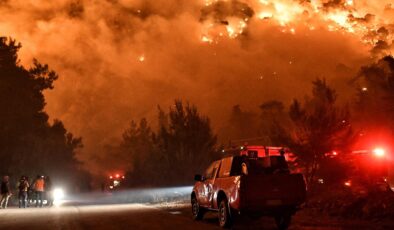 Rodos’taki orman yangını yerleşim birimlerine ulaştı