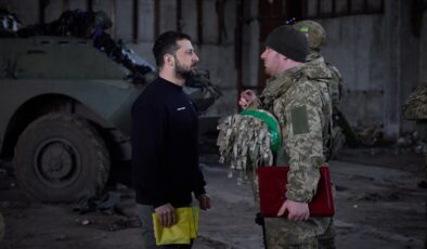 Zelenskiy, Ukrayna askerlerinin mevzilerini ziyaret etti