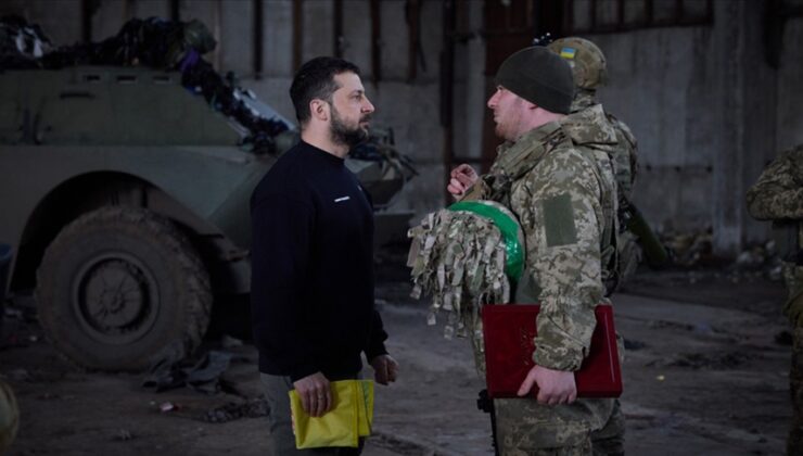 Zelenskiy, Ukrayna askerlerinin mevzilerini ziyaret etti
