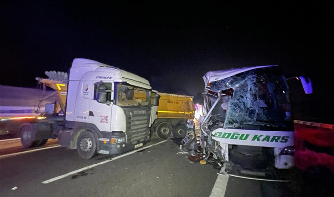 Anadolu Otoyolu’nda trafik kazası, 18 kişi yaralandı