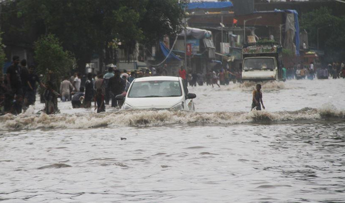 Şiddetli yağışların yol açtığı heyelanlarda 15 kişi öldü