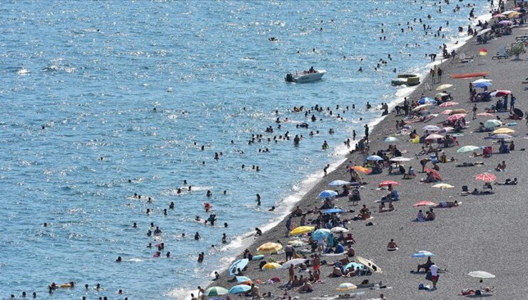 Antalya’da etkili olan sıcak hava sahillerde yoğunluk oluşturdu