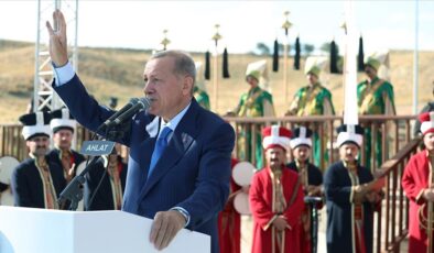 Erdoğan: Ecdadın zaferlerini şeref madalyası olarak göğsümüzde iftiharla taşıyoruz