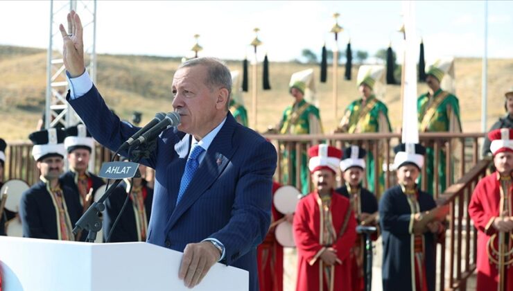Erdoğan: Ecdadın zaferlerini şeref madalyası olarak göğsümüzde iftiharla taşıyoruz