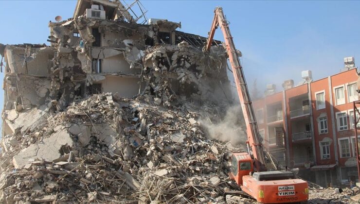 Hatay’da depremde ağır hasar alan binaların yıkımı sürüyor