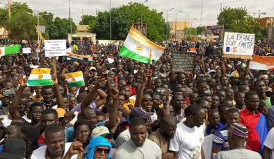 Nijer’de askeri yönetim destekçileri Fransız üssüne yürüdü