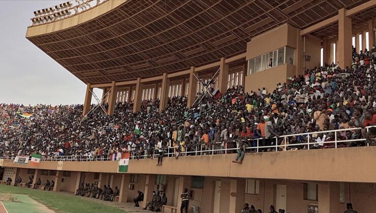Nijer’de on binlerce darbe destekçisi stadyumu doldurdu