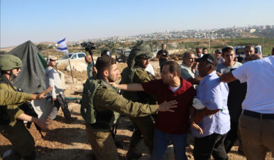 Yahudi yerleşimciler Batı Şeria’da Filistin köyünü bastı