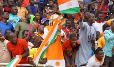 Nijer’de askeri yönetim destekçileri stadyumu doldurdu