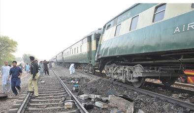 Yolcu treni raydan çıktı: 22 ölü, 50 yaralı