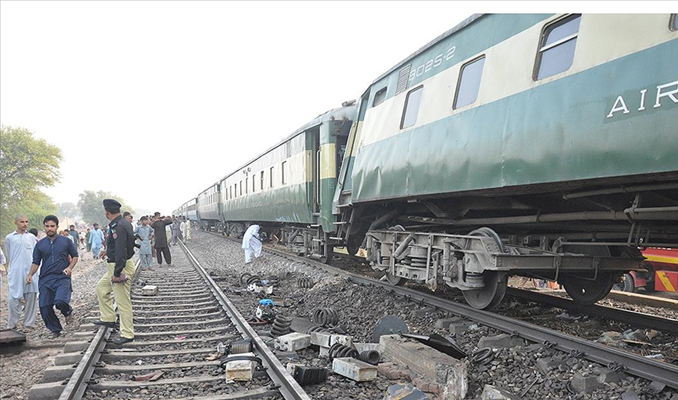 Yolcu treni raydan çıktı: 22 ölü, 50 yaralı