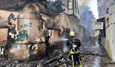 Antalya’da metruk binalarda çıkan yangın, büyüdü