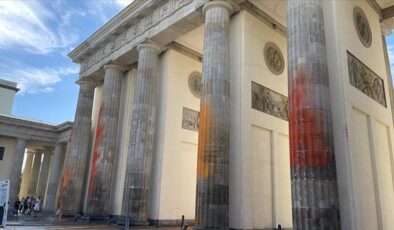 İklim aktivistleri Brandenburg Kapısı’nı turuncuya boyadı