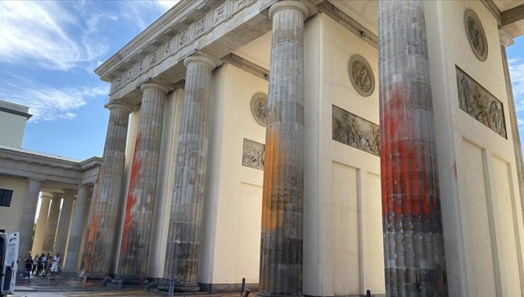 İklim aktivistleri Brandenburg Kapısı’nı turuncuya boyadı