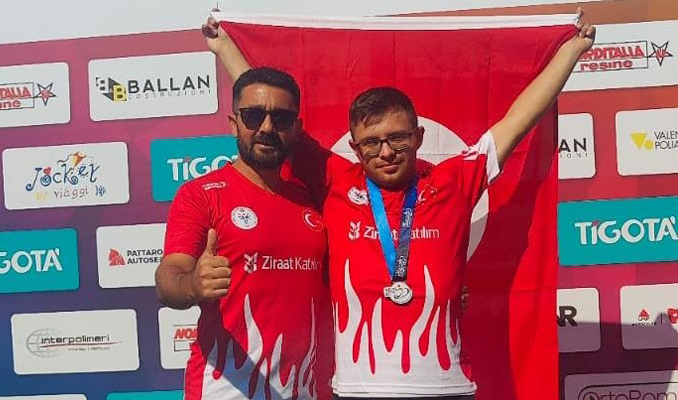 Özel sporcu milli atlet Emirhan Akçakoca, Avrupa Şampiyonası’nda dünya rekoru kırdı
