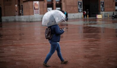 İspanya’da şiddetli yağış yaşamı felç etti