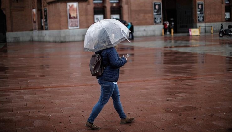 İspanya’da şiddetli yağış yaşamı felç etti
