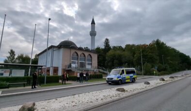 İsveç’te bir Iraklı, cami önünde Kur’an-ı Kerim’e saldırdı