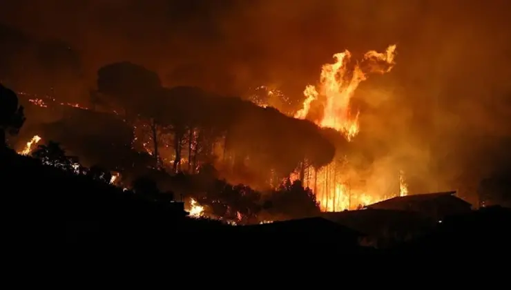 Sicilya’da büyük yangın devam ediyor