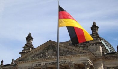 Alman hükümeti bu yıl için büyüme tahminini düşürdü