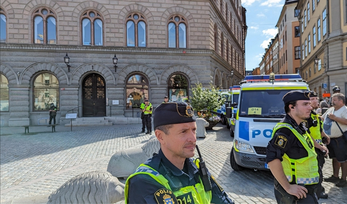 İsveç’te Kur’an-ı Kerim’e saldırıyı engellemeye çalışanlar engellendi