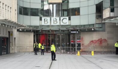 BBC binası kırmızıya boyandı