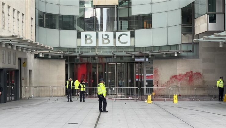 BBC binası kırmızıya boyandı