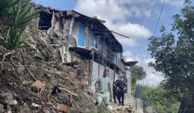 Beşiktaş’ta evlerin bulunduğu bölgeye kaya düştü