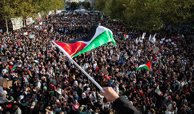 Paris’te göstericiler İsrail-Filistin çatışmasının sona ermesi çağrısında bulundu