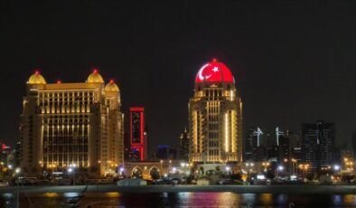Katar’ın sembolik binalarına Türk bayrağı yansıtılacak