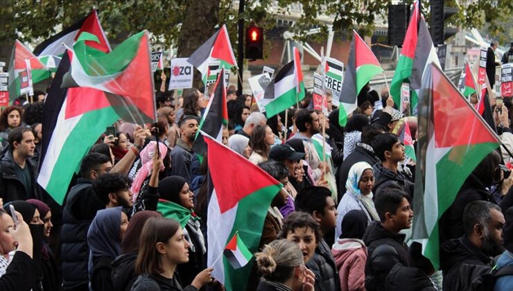 Londra’da on binlerce kişi Filistin’e destek için üçüncü kez sokaklara indi
