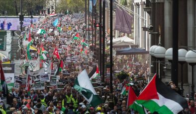 Londra’da Filistin’e destek gösterisine katılan on binlerce kişi Başbakanlığa yürüdü