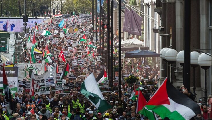 Londra’da Filistin’e destek gösterisine katılan on binlerce kişi Başbakanlığa yürüdü