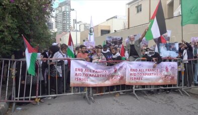 Lübnanlılar İsrail’e yardımlarından dolayı Fransa’yı protesto etti