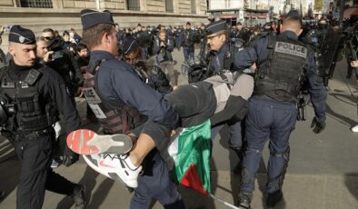 Paris’te polis, Filistin’e destek yürüyüşüne katılanlara müdahale etti