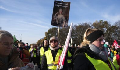Berlin’de kamu çalışanları ücret artışı için uyarı grevi yaptı