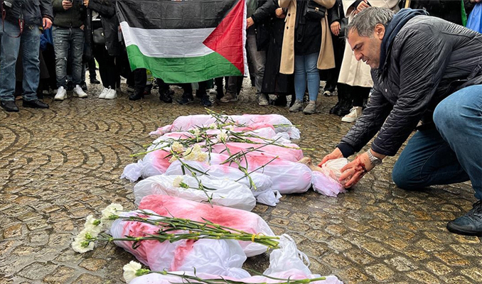 Gazze’deki çocuk ölümleri Amsterdam’da canlandırıldı