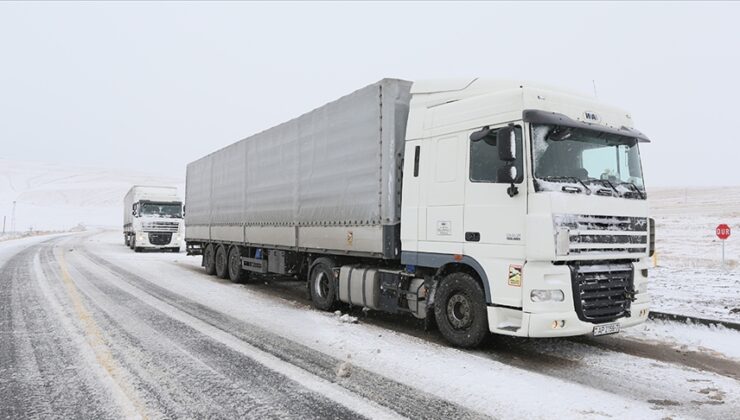 Erzurum, Kars ve Ardahan’daki bazı yollar kar yağışı ve tipi nedeniyle kapatıldı